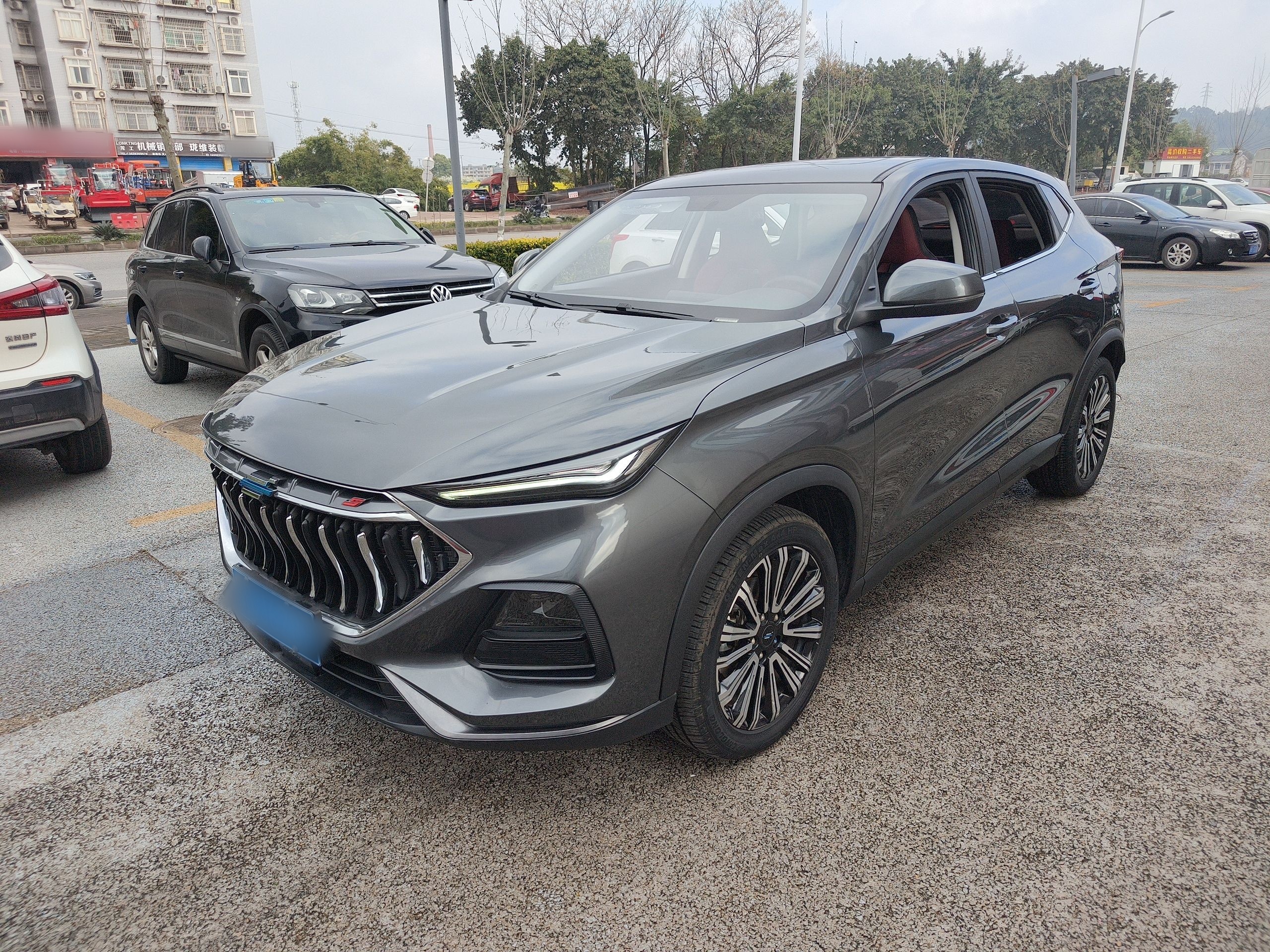 Под передней частью автомобиля