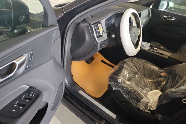 Used Volvo XC60 2025 B5 Four-Wheel Drive Smart & Advanced Midnight Black Edition Driver Seat