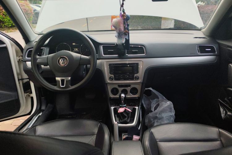 Used Volkswagen Gran Lavida 2013 1.6L Automatic Comfort Model Center Console