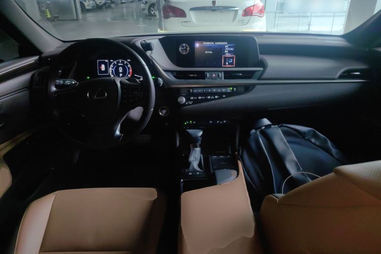Used Lexus ES 2020 200 Luxury Edition Center Console