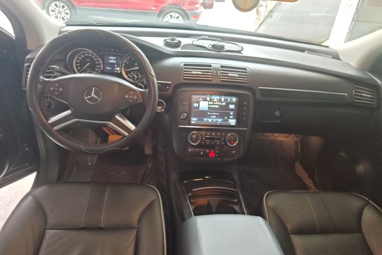 Used Mercedes-Benz R-Class 2017 R 320 4MATIC Business Edition Prestige Model Center Console