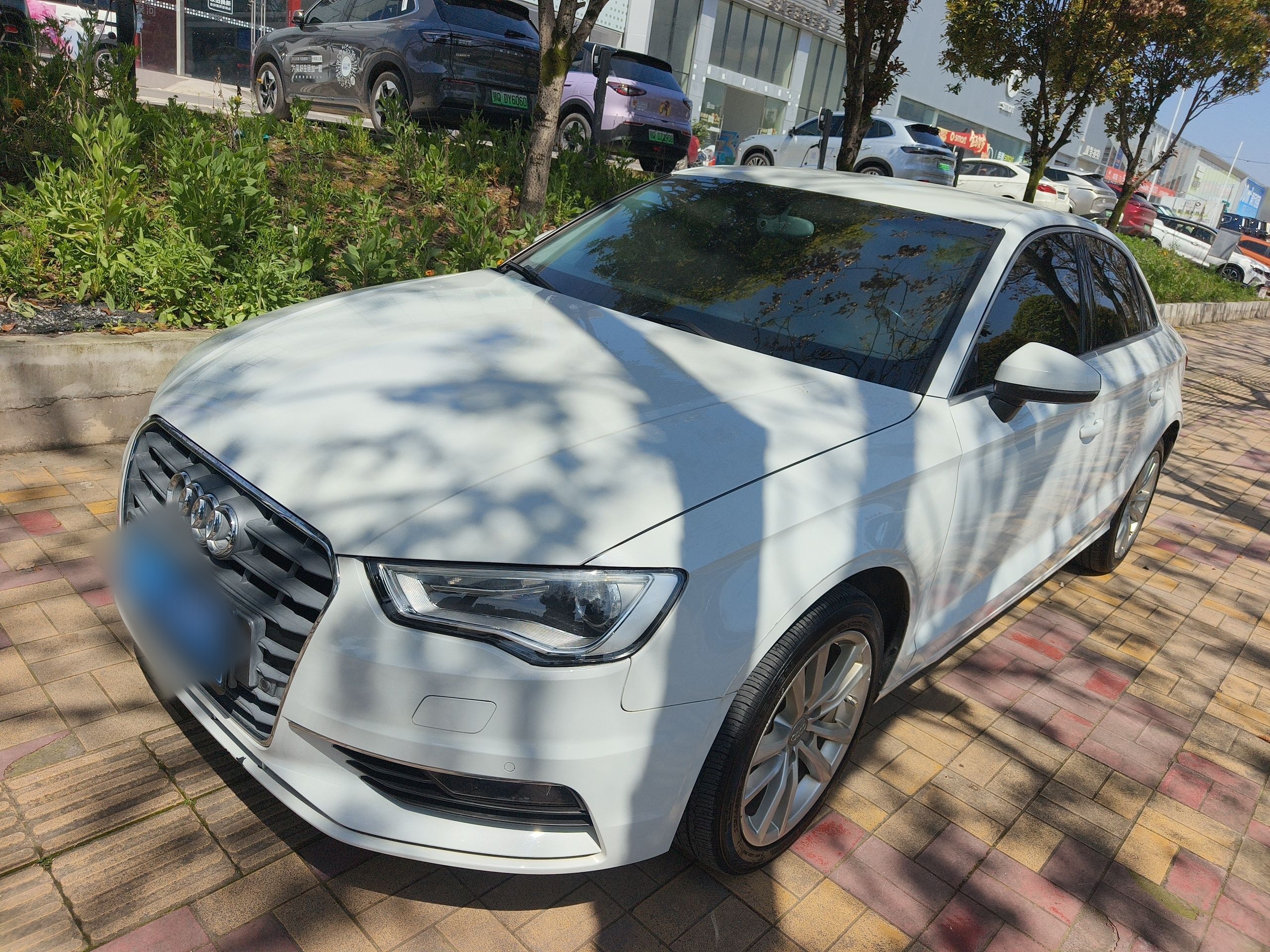 تحت مقدمة السيارة