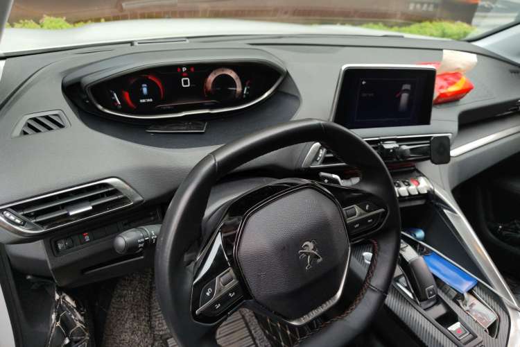 Used Peugeot 5008 2017 380THP 5-Seater Elite Edition Center Console