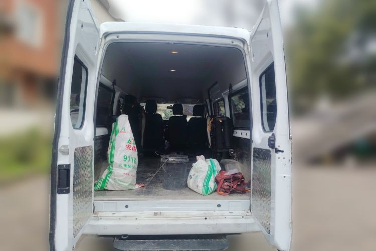 Used JMC Fushun 2023 2.0T Manual Mid-Drive Mid-Roof Commercial Multi-Purpose 7-Seater Passenger Vehicle Trunk