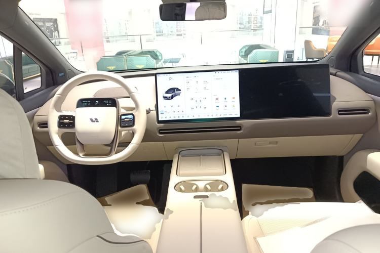Used Li Auto i6 2025 Model Two-Wheel-Drive Standard Type Center Console