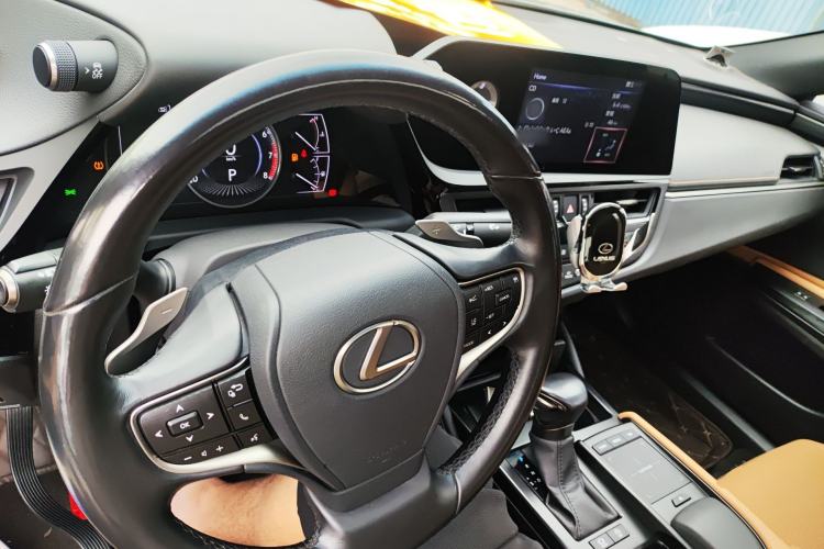 Used Lexus ES 2021 260 Excellence Edition Center Console