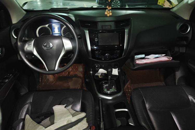 Used Nissan Terra 2018 2.5L Automatic 4x4 Luxury Edition Center Console