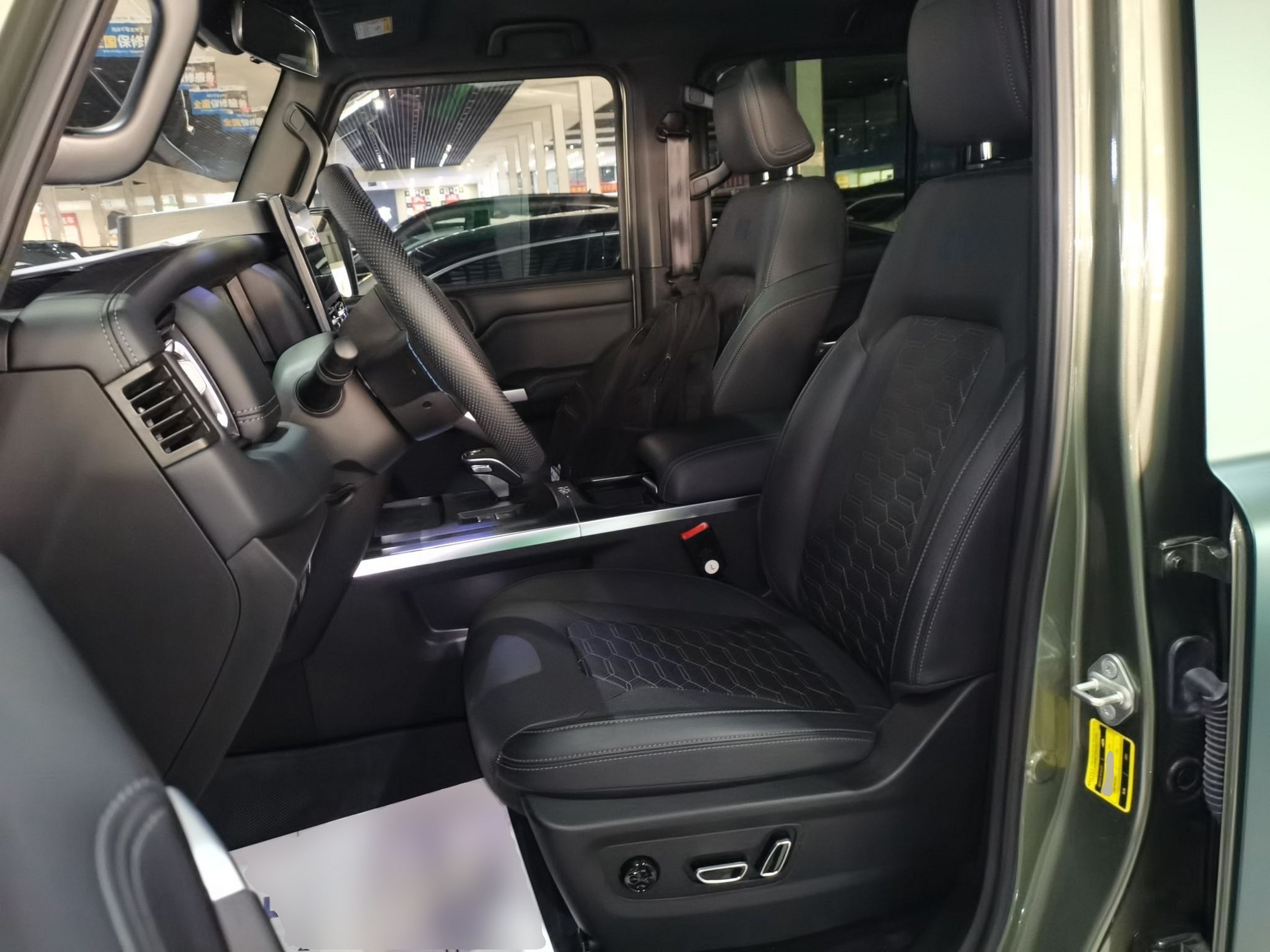 المقاعد الأمامية داخل السيارة