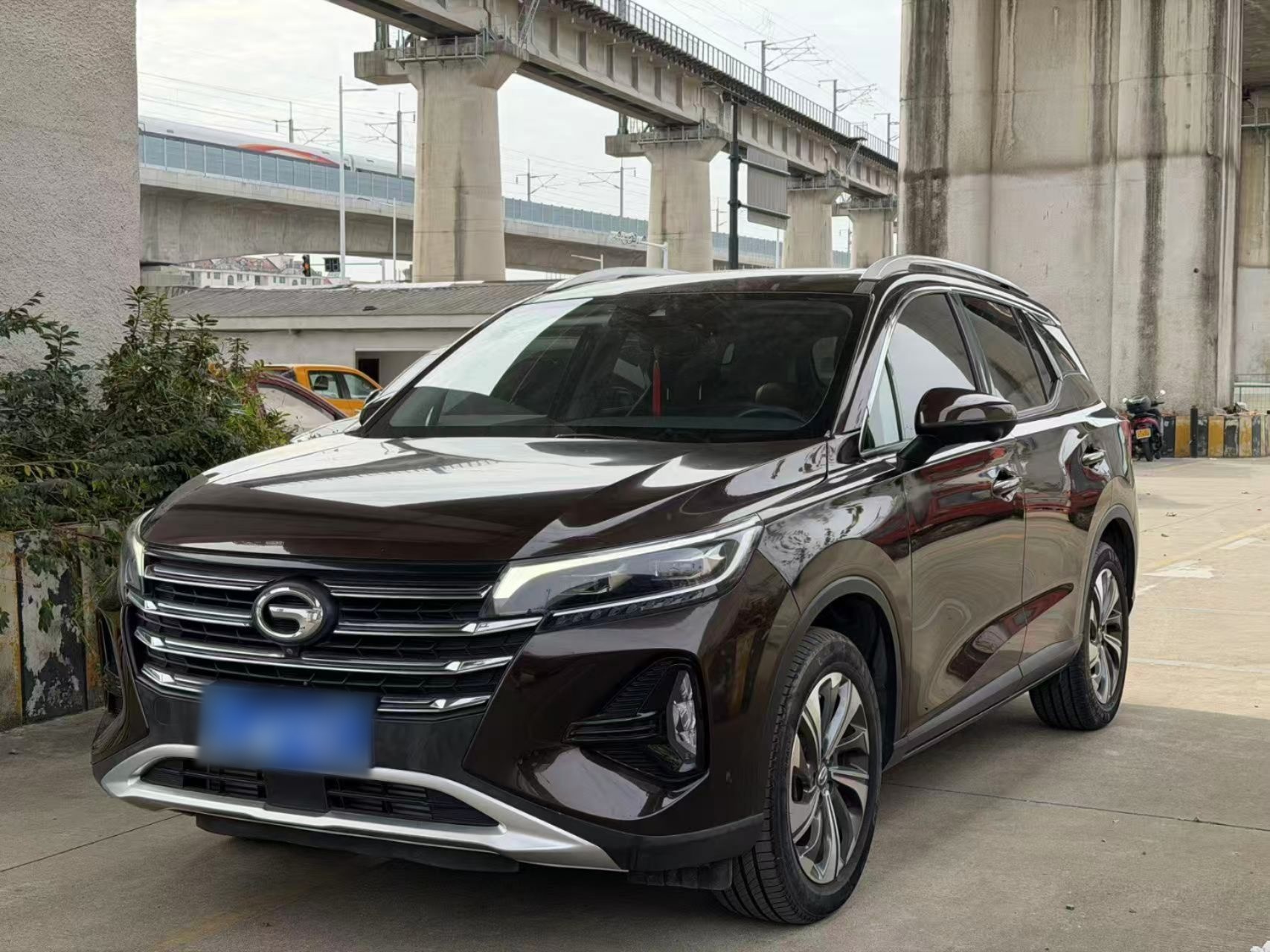 Под передней частью автомобиля