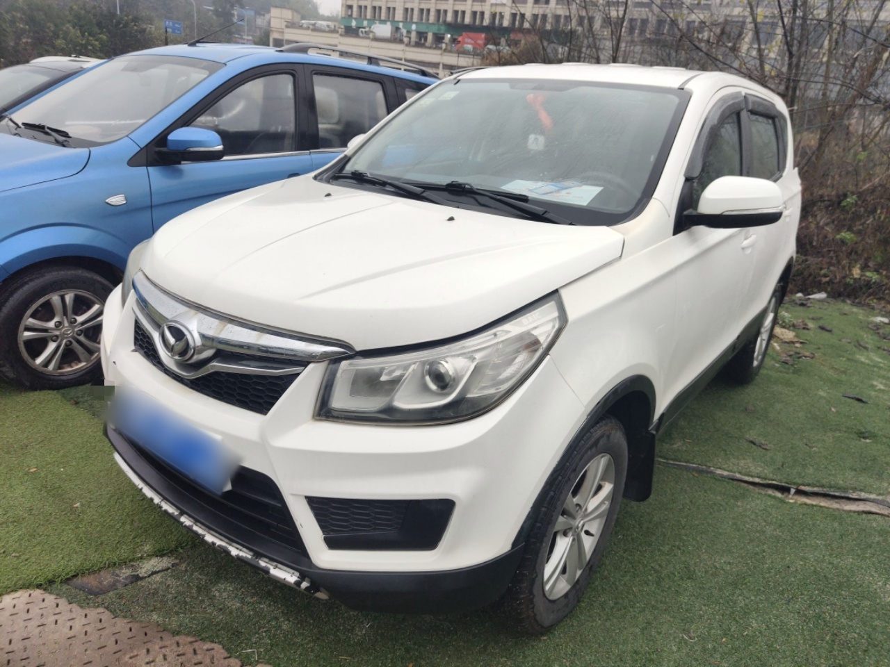 Под передней частью автомобиля