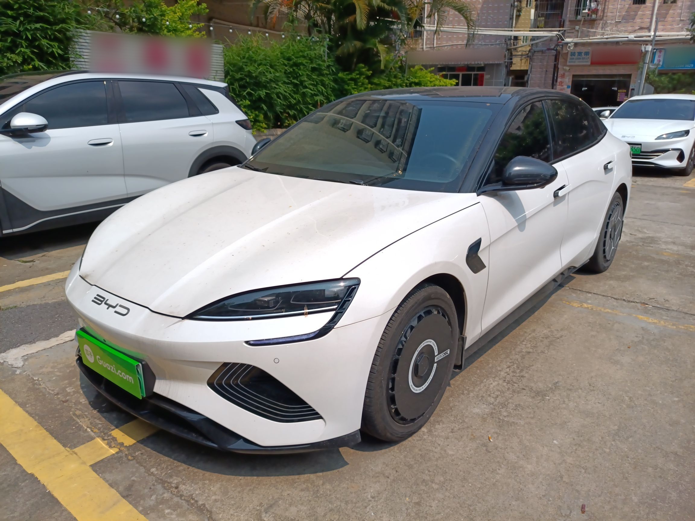 Под передней частью автомобиля