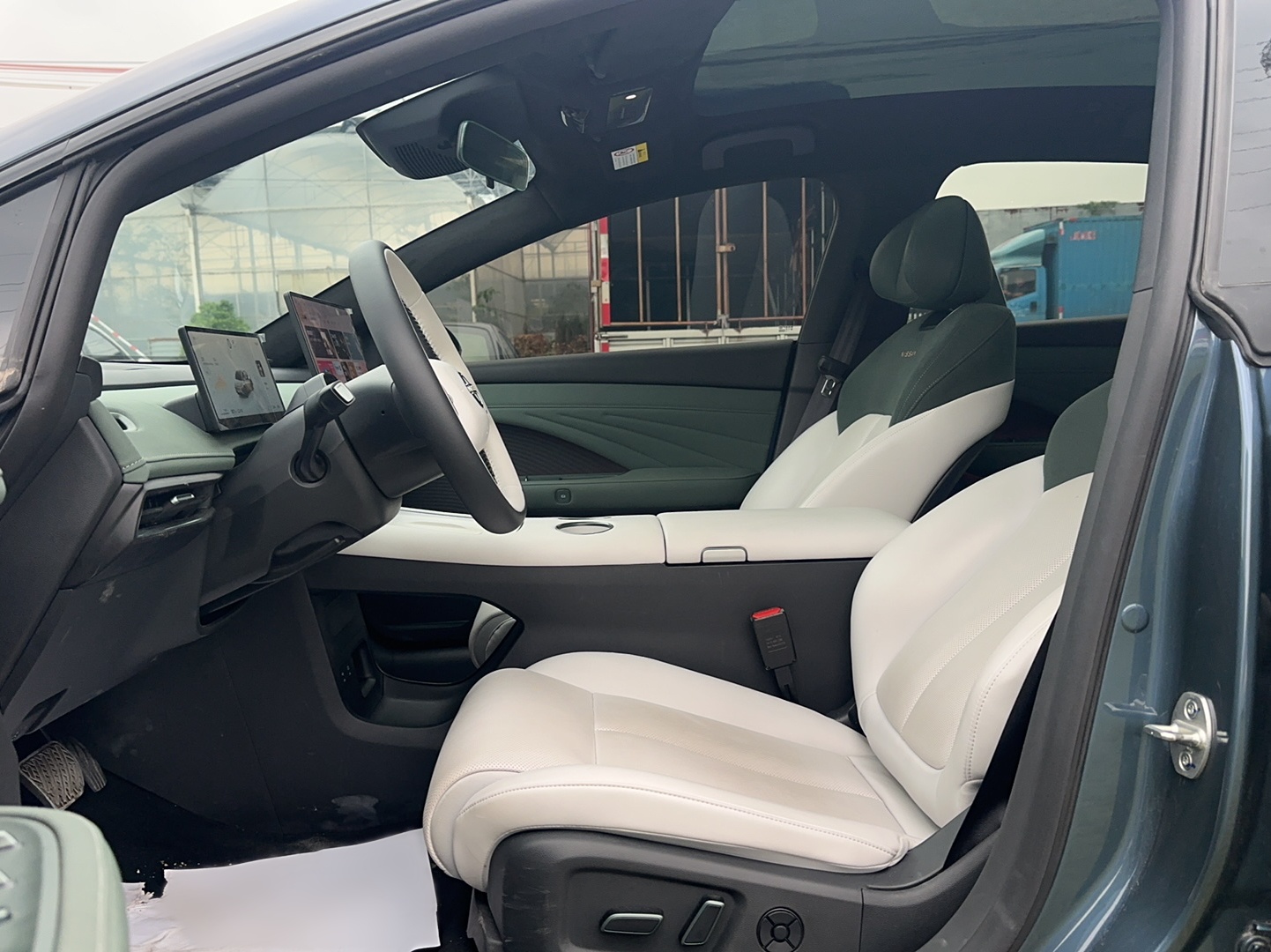 المقاعد الأمامية داخل السيارة