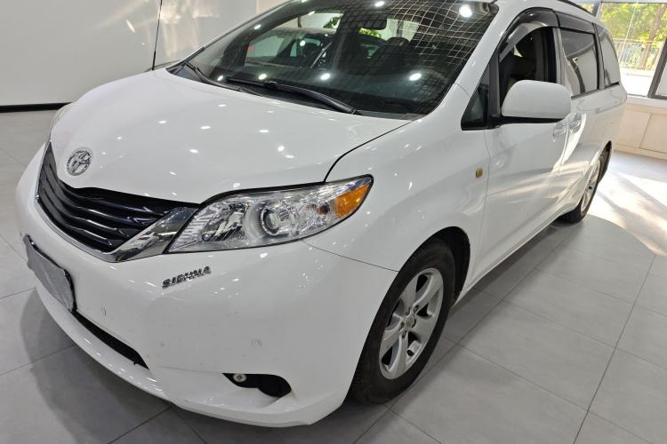 Used Toyota Sienna 2014 3.5L Sienna LE Two-Wheel-Drive Version