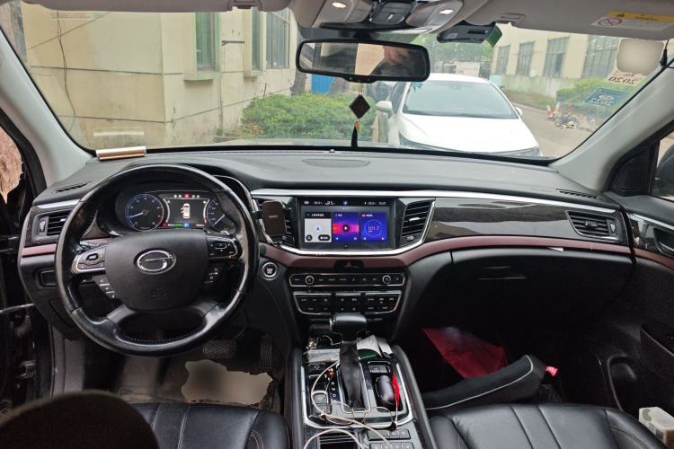 Used GAC Trumpchi GS8 2017 320T Two-Wheel Drive Luxury Smart Connectivity Version (7 Seats) Center Console