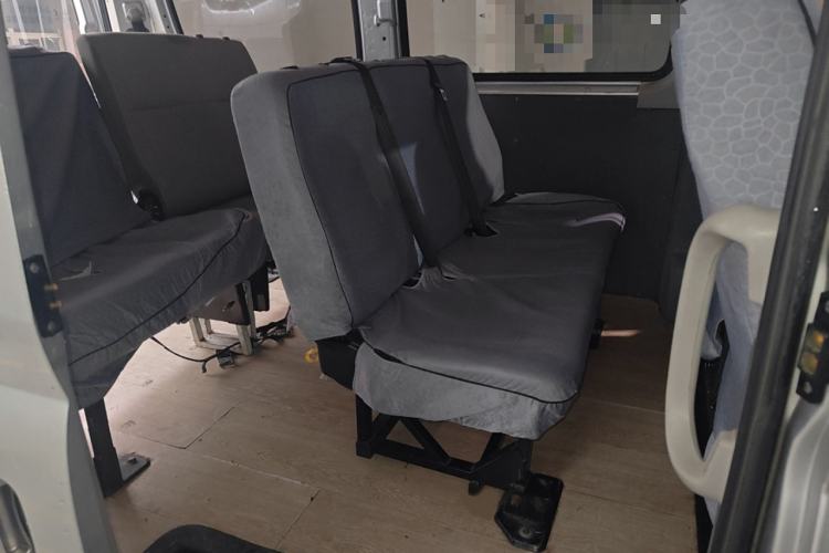 Used SAIC MAXUS Xintu V80 2017 2.5T AMT Aoyuntong National V Short Wheelbase Mid-Roof 5/6/10-Seater
