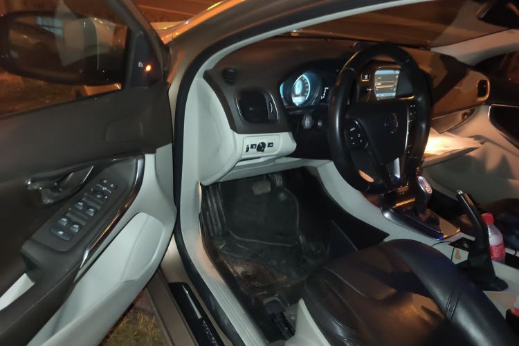 Used Volvo V40 2013 2.0T Zhiya Edition
