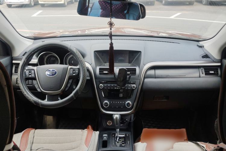 Used Bestune X80 2013 2.0L automatic comfort version Center Console