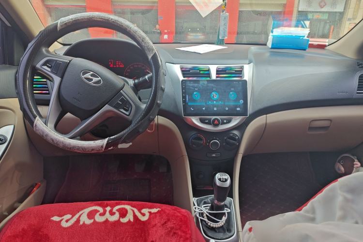 Used Hyundai Verna (older generation) 2014 1.4L Manual Smart GLS Trim Center Console