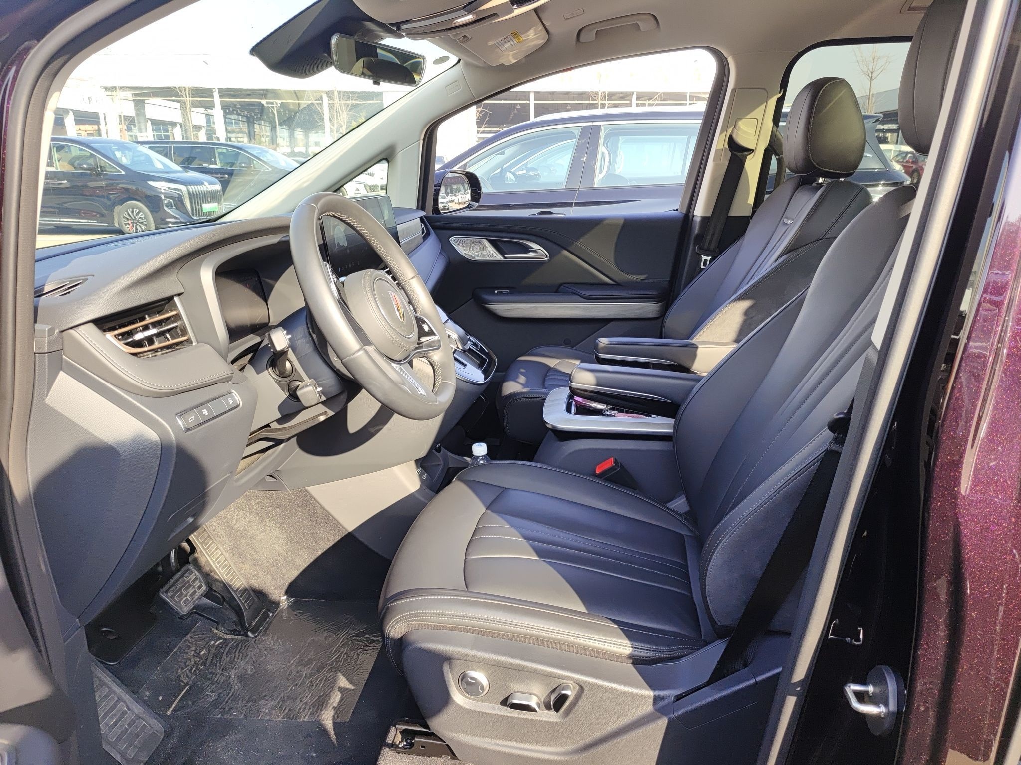 المقاعد الأمامية داخل السيارة