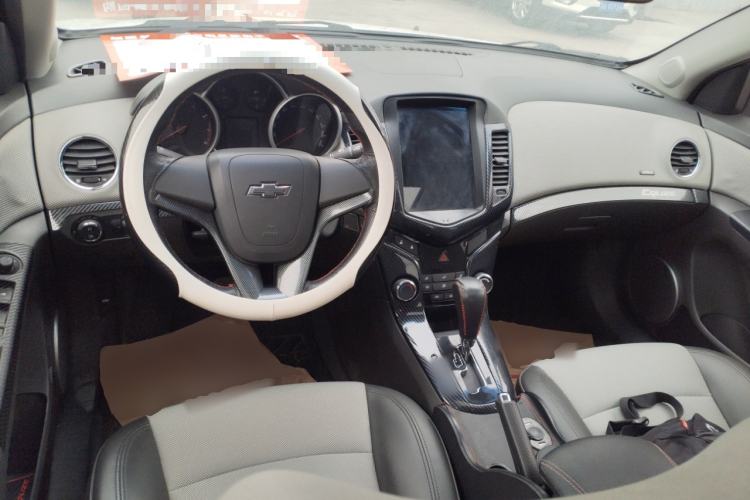 Used Chevrolet Cruze 2013 1.8L SE AT Center Console
