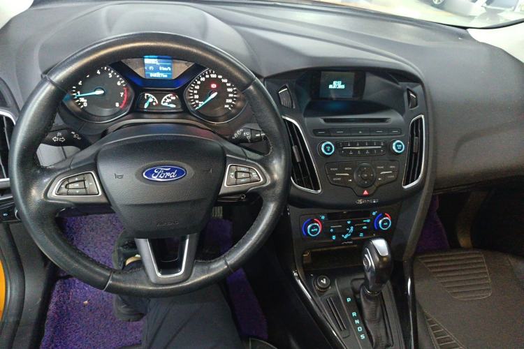 Used Ford Focus 2015 Hatchback 1.6L Automatic Fashion Edition Center Console