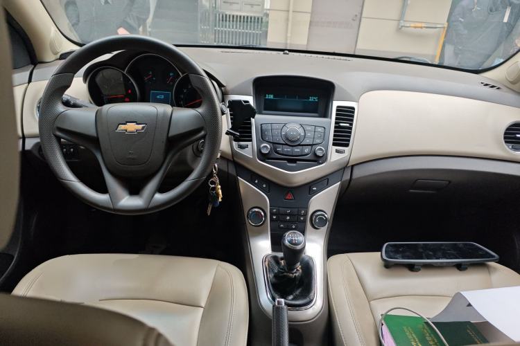 Used Chevrolet Cruze 2015 1.5L Classic SL MT Center Console