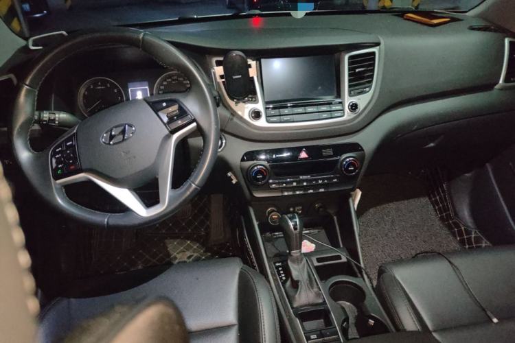 Used Hyundai Tucson 2015 1.6T Dual-Clutch Two-Wheel-Drive Smart Model Center Console