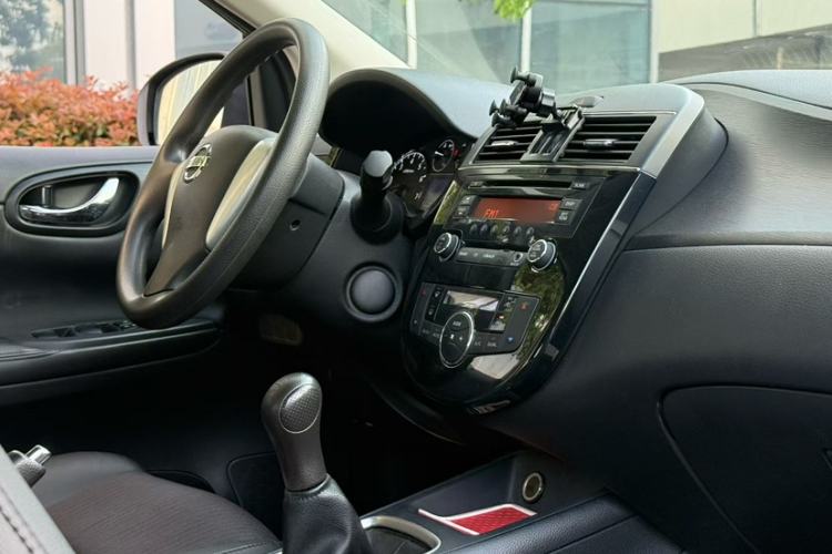 Used Nissan Tiida 2014 1.6L Manual Smart Model Interior 2