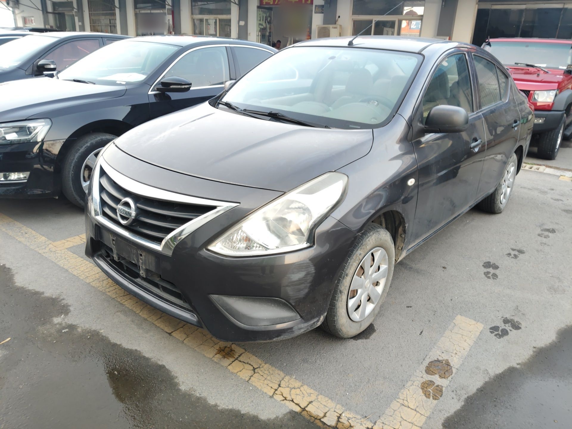 Под передней частью автомобиля