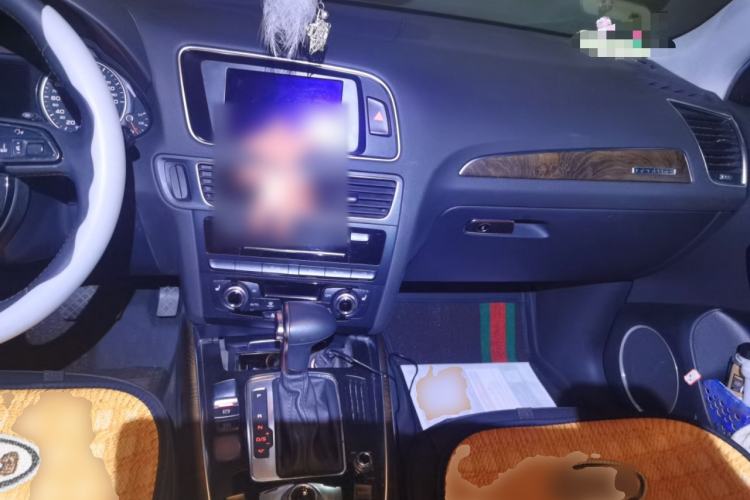 Used Audi Q5 2013 40 TFSI Comfort Edition Center Console