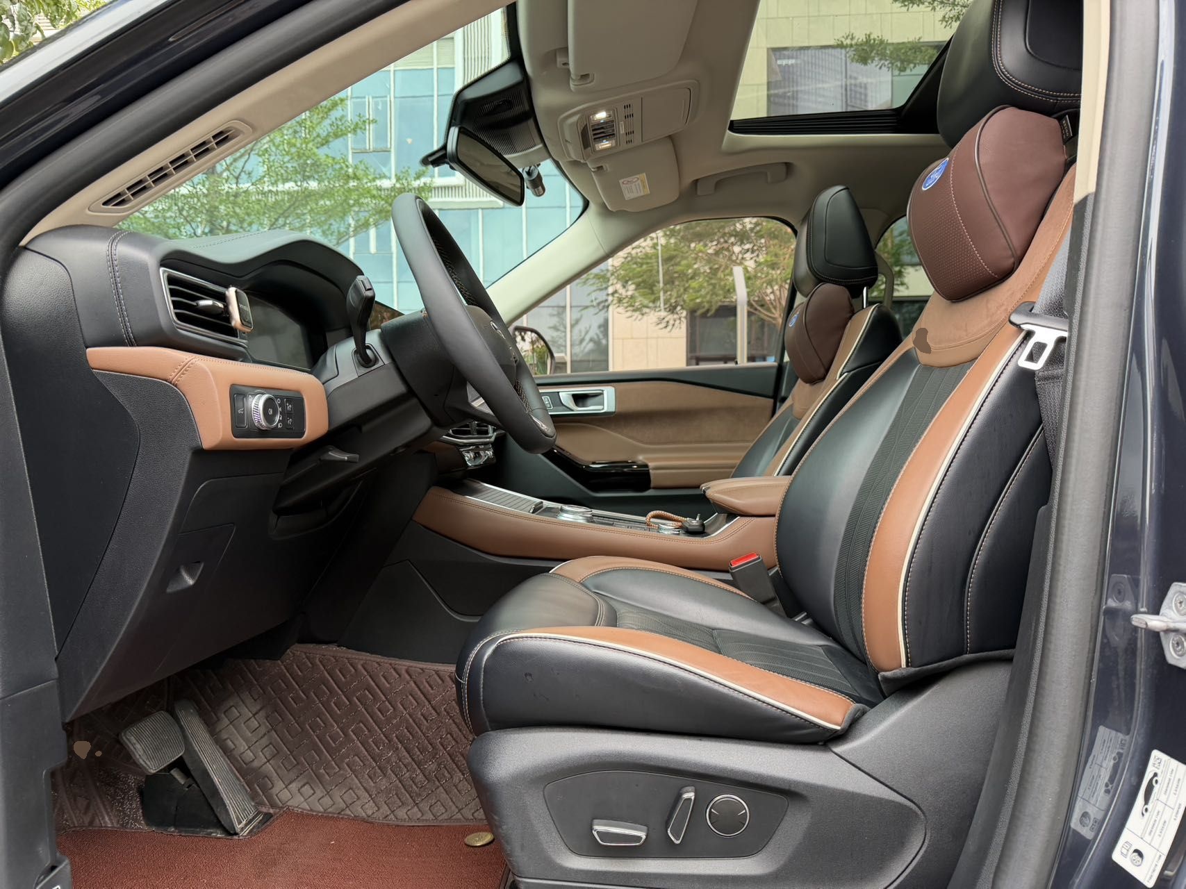 المقاعد الأمامية داخل السيارة