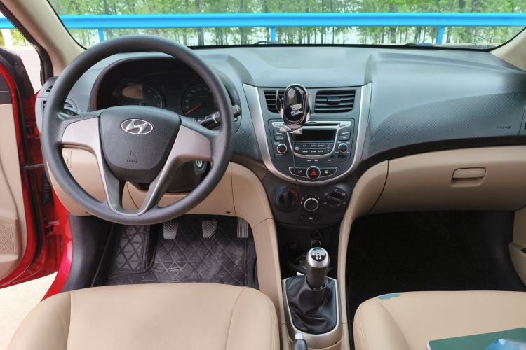 Used Hyundai Verna (older generation) 2014 1.4L Manual Smart GLS Trim Center Console