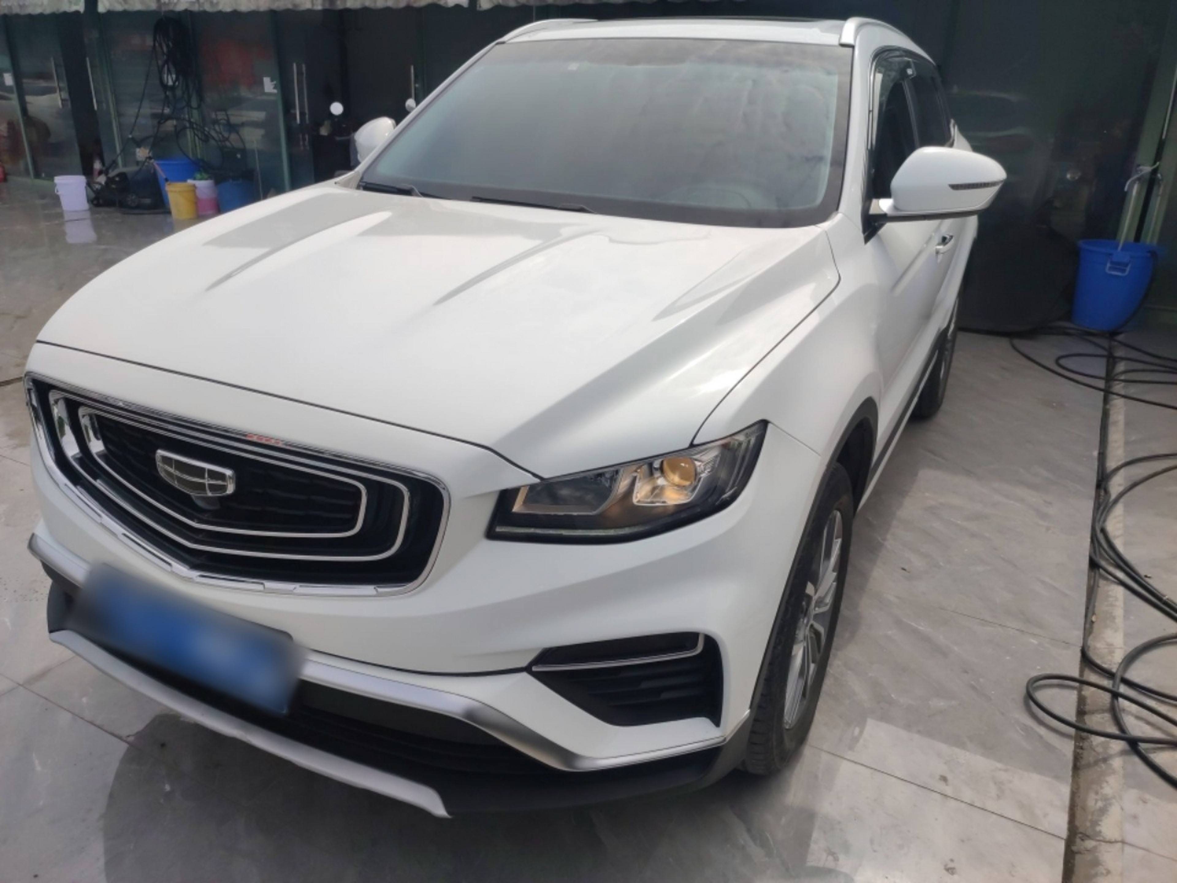 تحت مقدمة السيارة