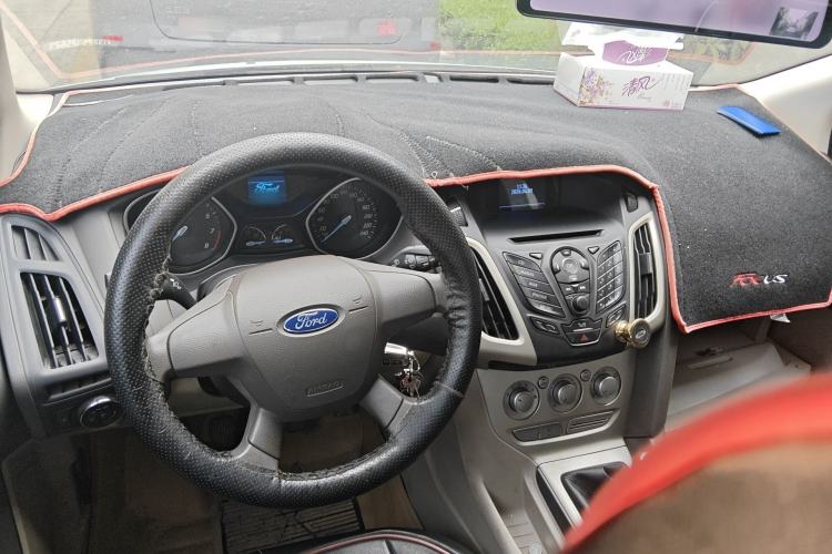 Used Ford Focus 2012 Sedan 1.6L Manual Comfort Model Center Console