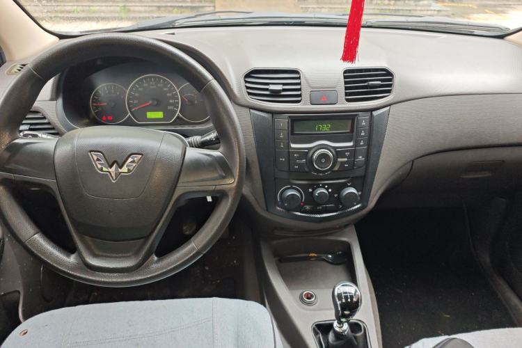 Used Wuling Hongguang 2015 1.2L S Base Model China V Standard Center Console