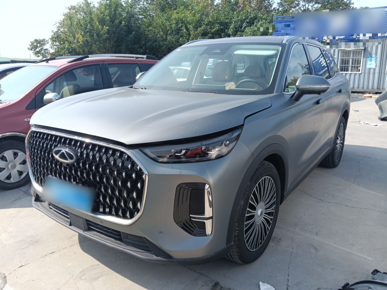 تحت مقدمة السيارة