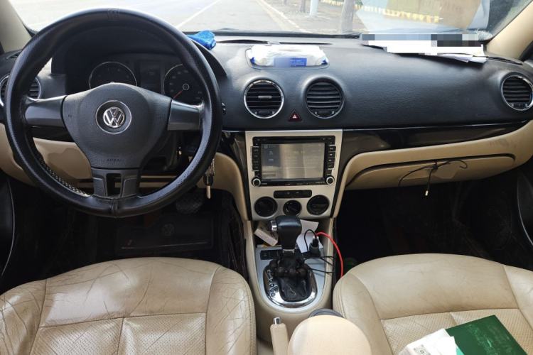 Used Volkswagen Lavida 2011 1.6L Automatic Premium Edition Center Console