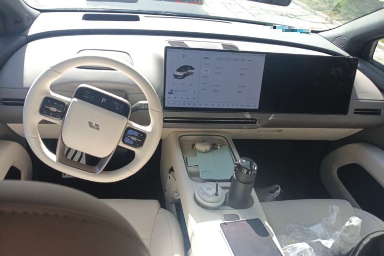 Used Li Auto i6 2025 Model Four-Wheel-Drive Standard Type
