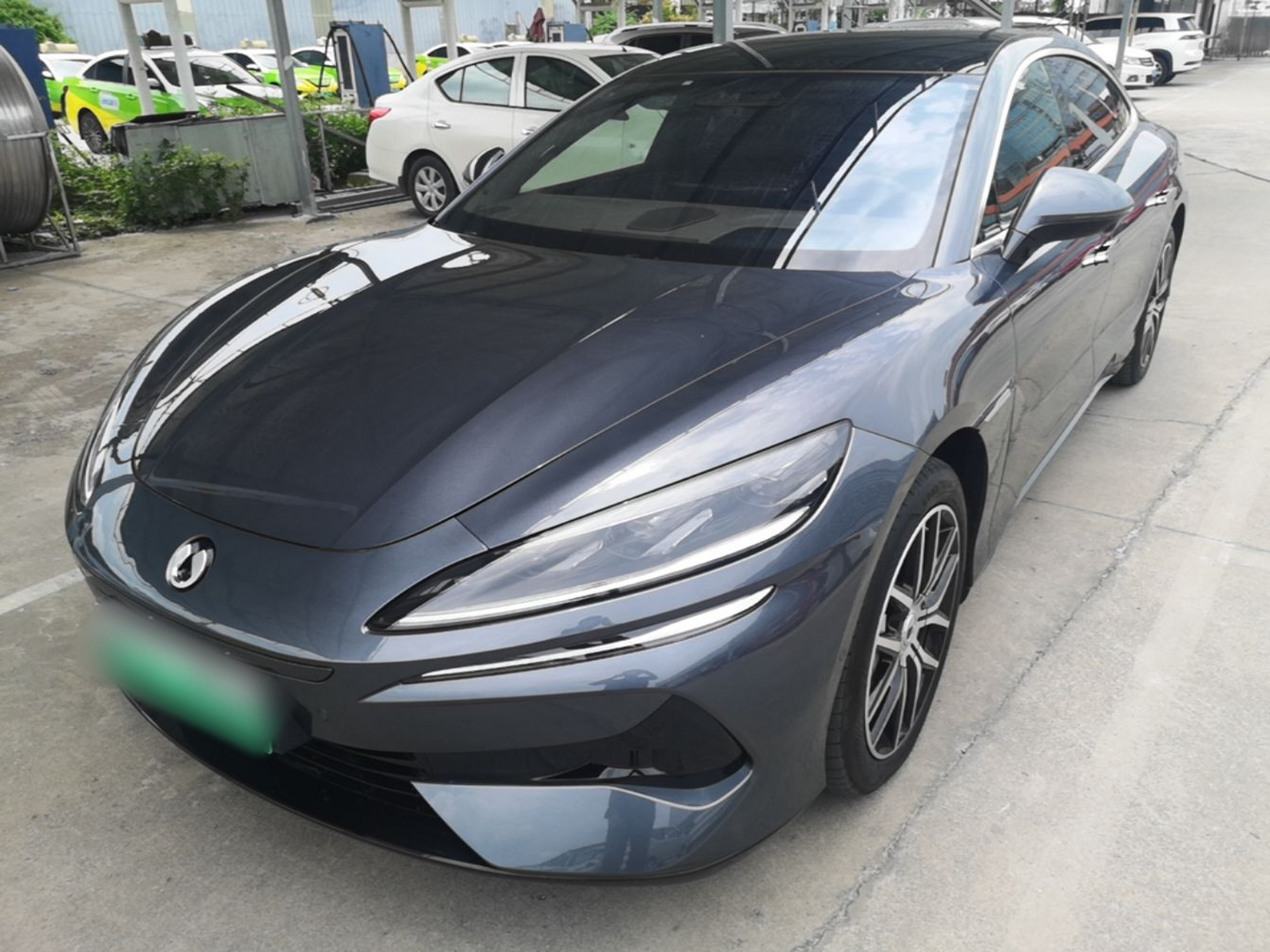 Под передней частью автомобиля