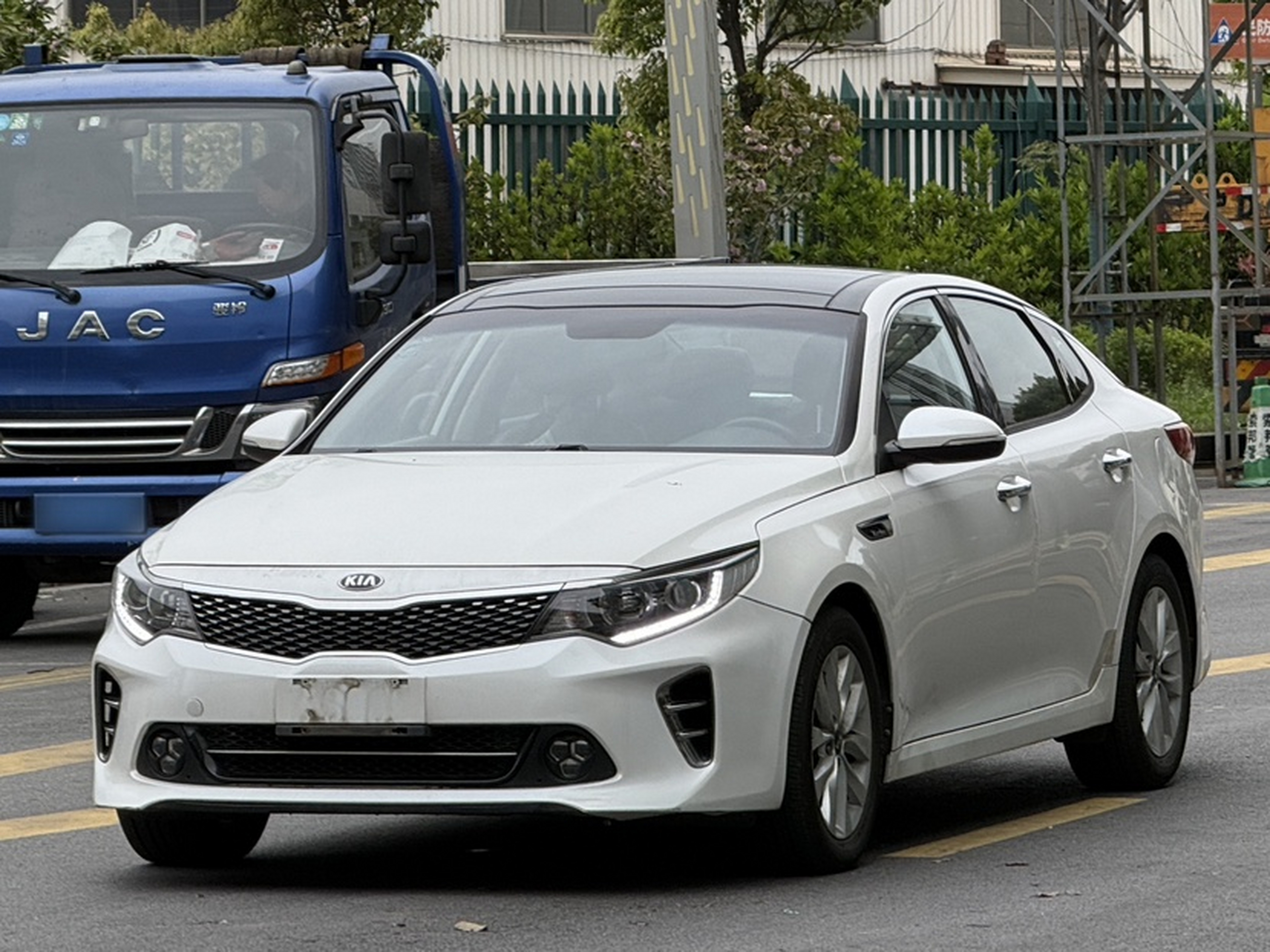 تحت مقدمة السيارة