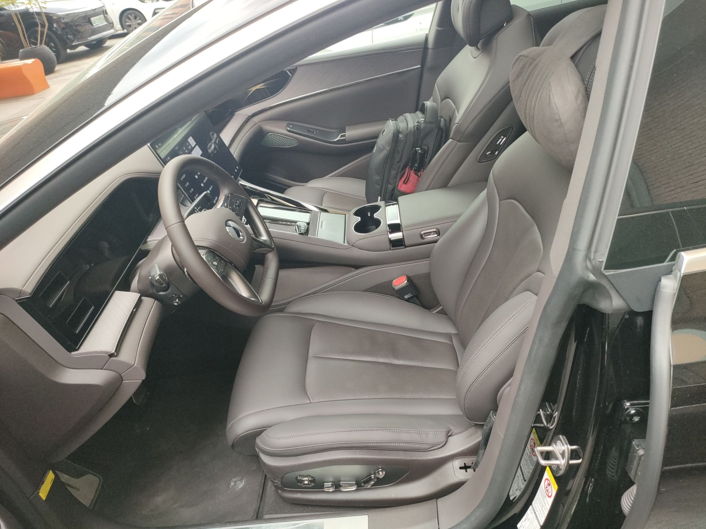 Переднее сиденье в автомобиле