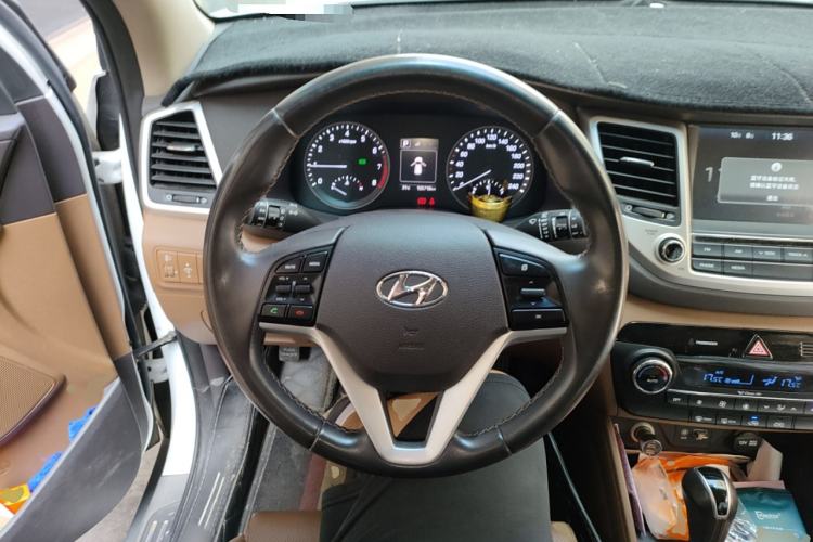 Used Hyundai Tucson 2015 1.6T Dual-Clutch Two-Wheel-Drive Smart Model Steering Wheel
