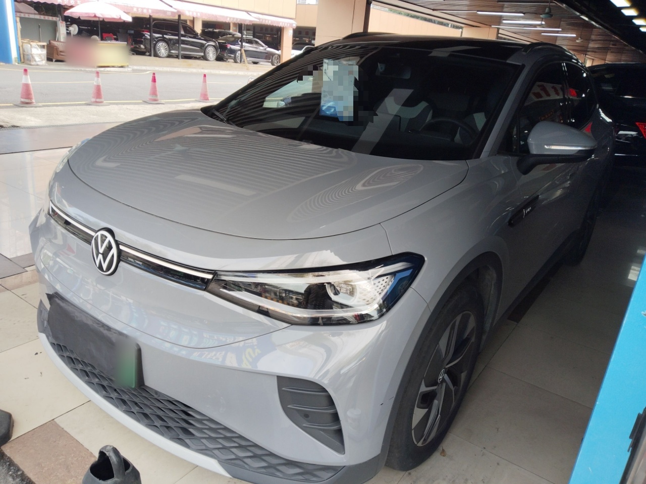 Под передней частью автомобиля