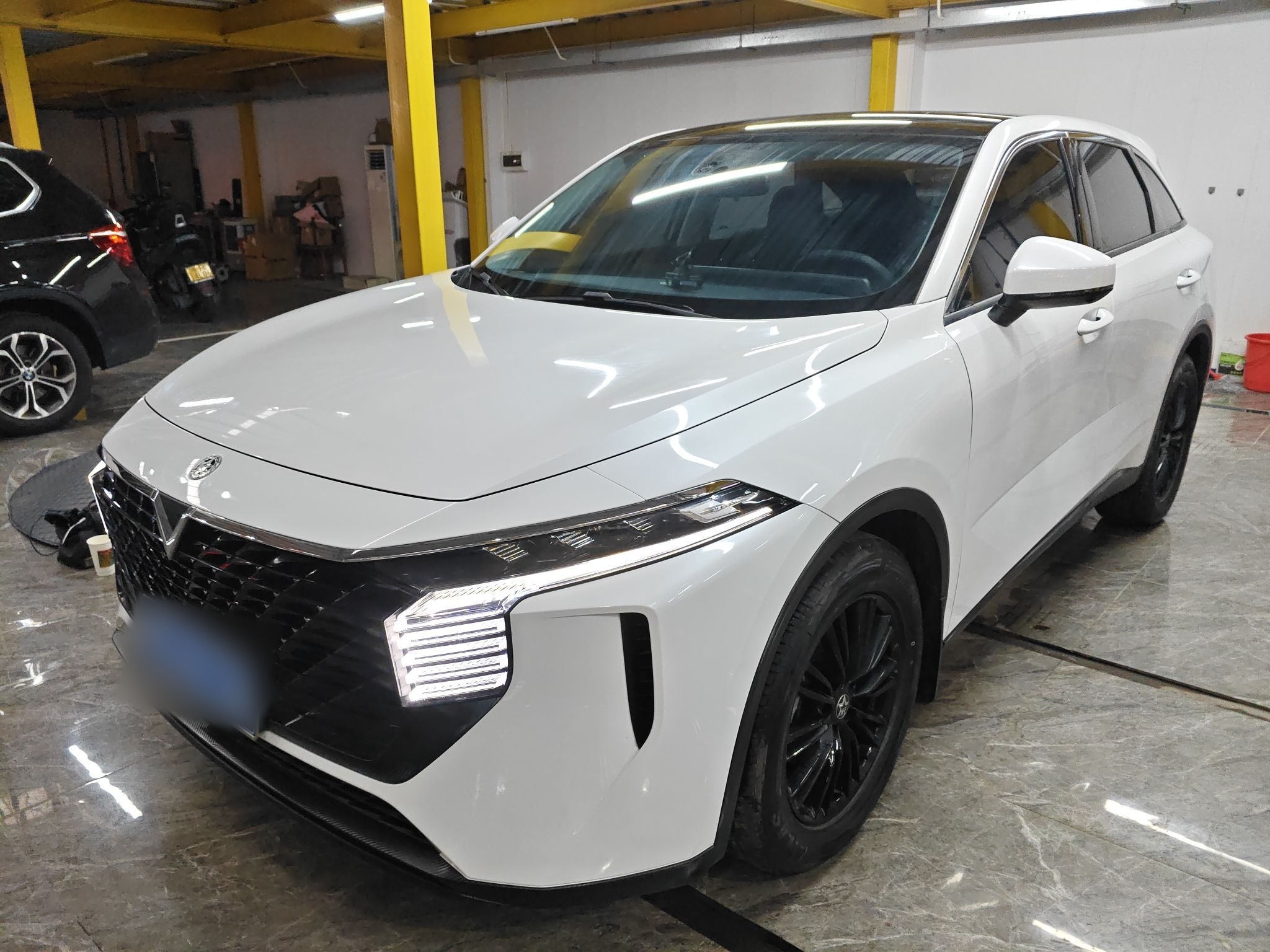 Под передней частью автомобиля