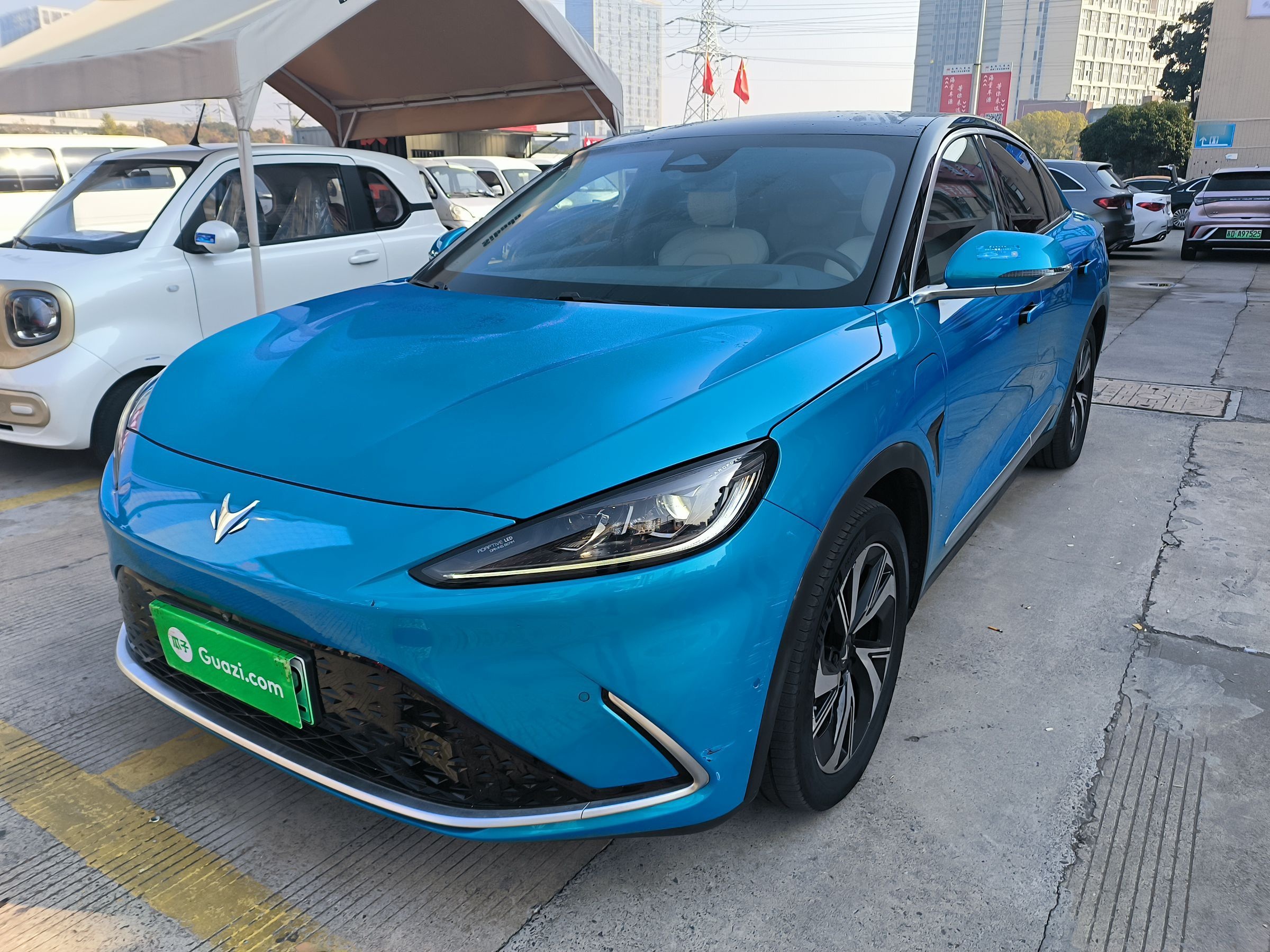 تحت مقدمة السيارة