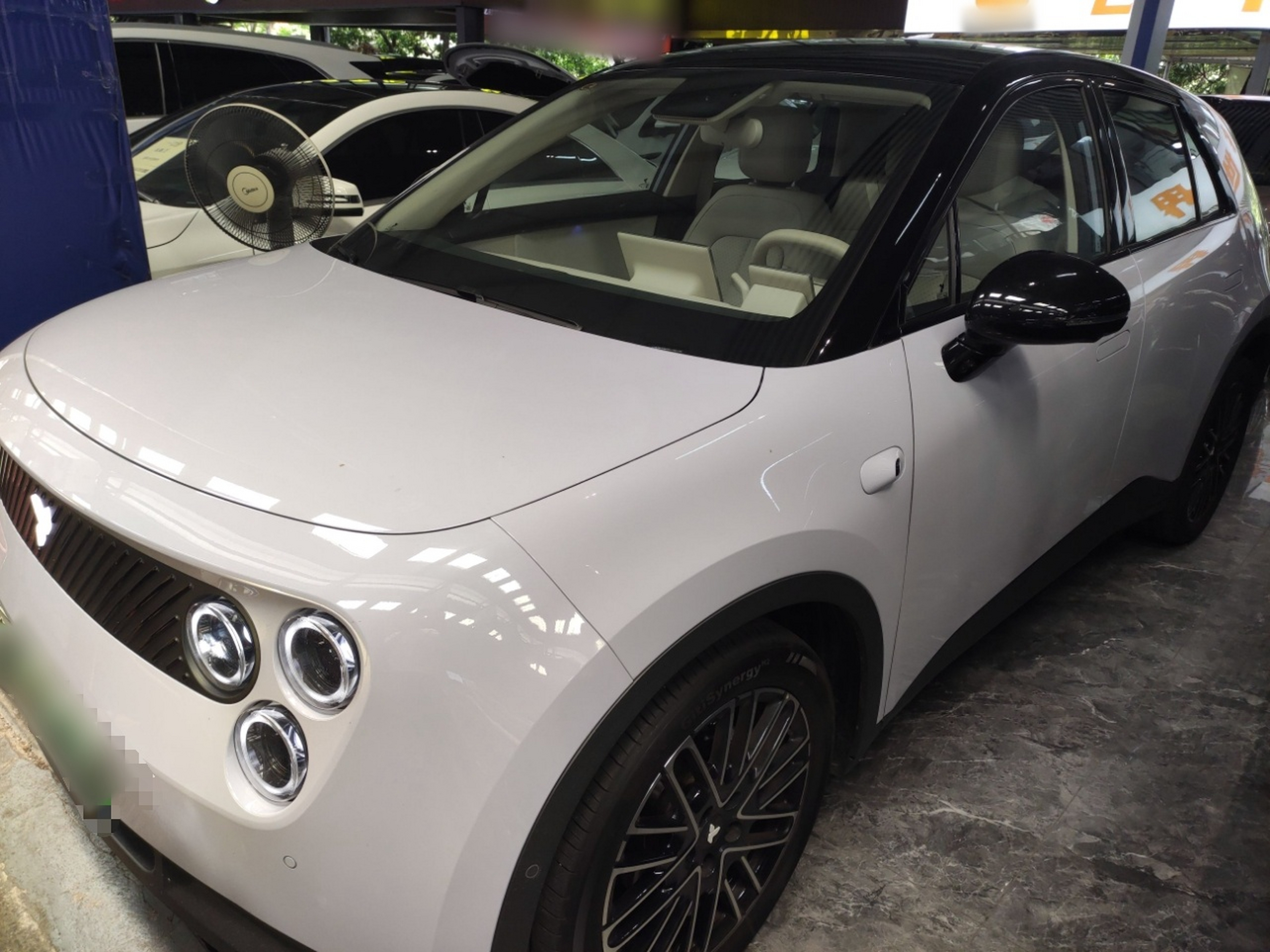 Под передней частью автомобиля