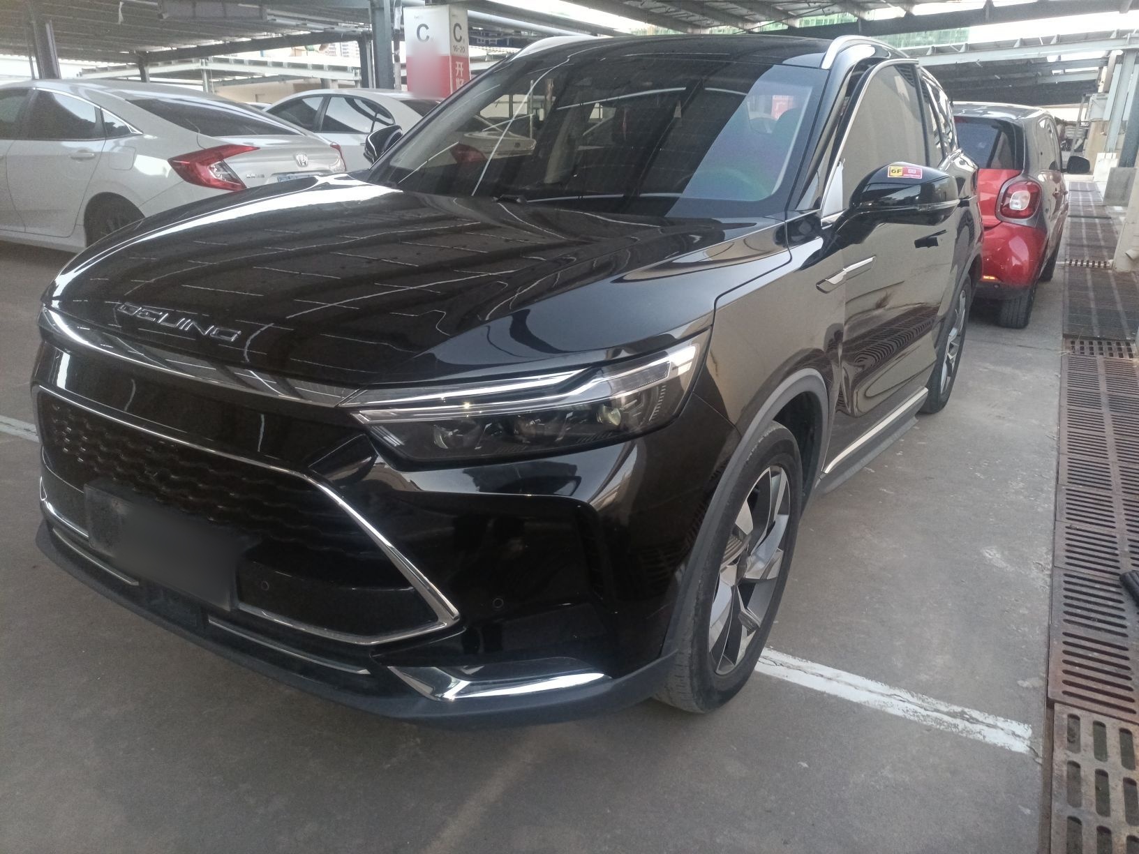 تحت مقدمة السيارة