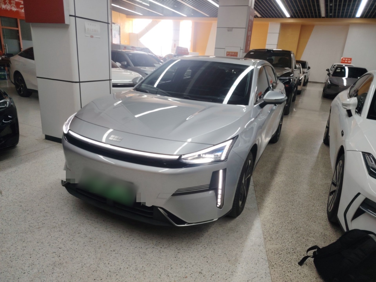 Под передней частью автомобиля