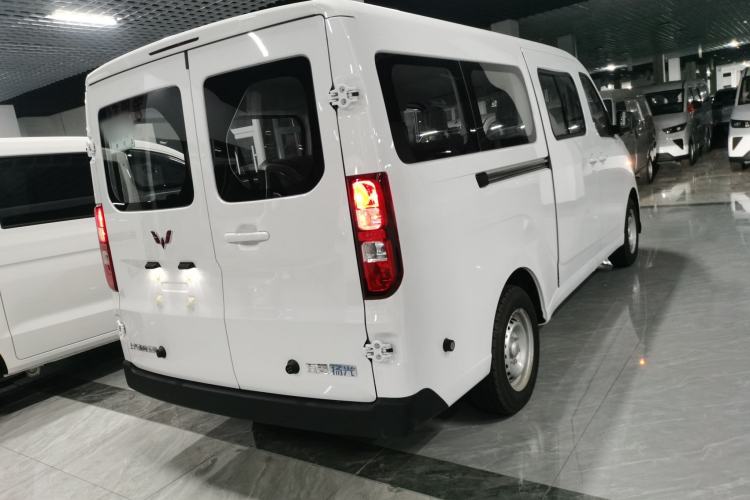 Used Wuling Yangguang 2024 300KM Comfort Version Passenger Van 75kW
