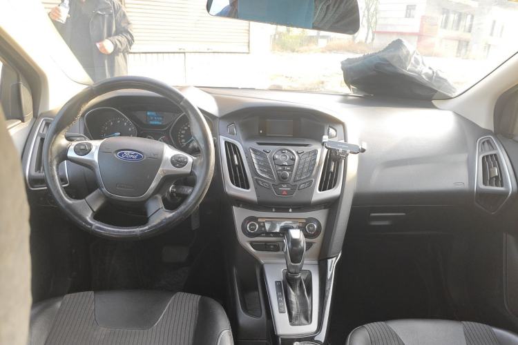 Used Ford Focus 2012 Sedan 1.6L Automatic Comfort Model Center Console